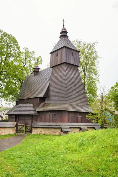 Rooms-katholieke houten kerk van Sint Franciscus van Assisi in Hervarto — Stockfoto