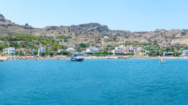Stegna sahilinin panoramik manzarasında demirli turist tekneleri (RHODES, GREECE)