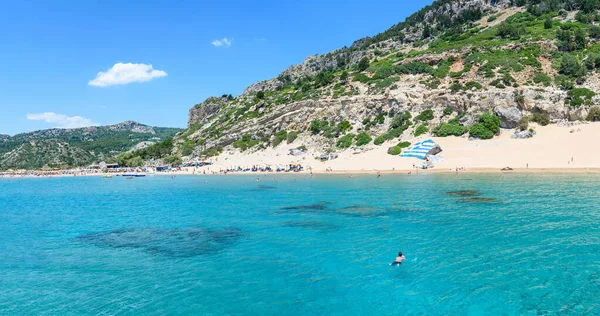 Man Zwemt Naar Tsambika Strand Rhodes Griekenland — Stockfoto