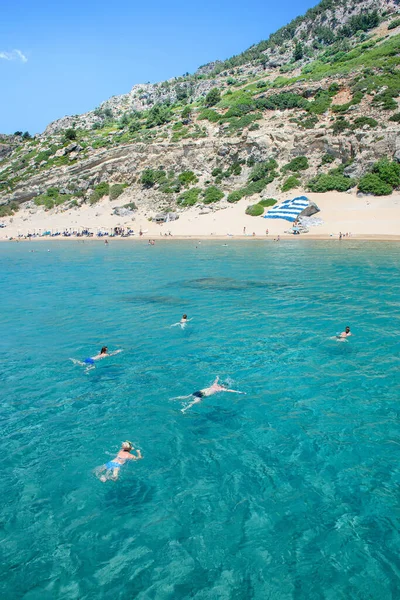 Vakantiegangers Zwemmen Naar Het Strand Van Tsambika Rhodes Griekenland — Stockfoto