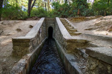 Kolymbia (Rodos, Yunanistan) yakınlarındaki ormandaki Yedi Bahar 'da (Epta Piges) Loutanis Nehri' ne tünel girişi)