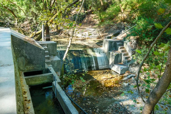 Kolymbia (Rodos, Yunanistan) yakınlarındaki ormanda, Yedi Bahar 'da Loutanis nehrinde (Epta Piges) küçük bir baraj)