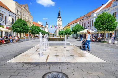 TRNAVA, SLOVAKIA 25 HAZİRAN 2020: Trnava şehir merkezinin yaya bölgesinde su fıskiyesi. 