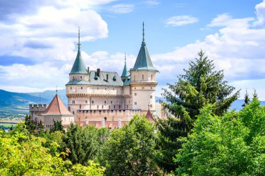 Castle Park 'ın tepelerinde Neogotik Bojnice Kalesi manzarası (Bojnice, Slovakya)
