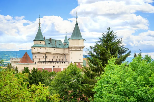 Vista Del Castillo Neogótico Bojnice Sobre Las Copas Los Árboles — Foto de Stock