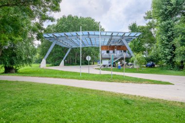 ANGERN AN DER MARCH, AUSTRIA 21 Temmuz 2020: Slovakya 'dan Avusturya' ya sınır kapısının eski pasaport denetimi