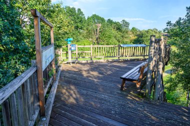 Marchegg Reserve 'deki (Marchegg, AUSTRIA) ağaç üreten beyaz leylek kolonilerini izlemek için tahta gözetleme kulesi.)