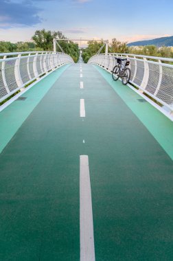 Gün batımında iki ülkeyi birbirine bağlayan boş bisiklet köprüsü (Özgürlük Köprüsü) (Bratislava, SLOVAKIA))