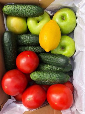 Bir kutuda mevsim meyveleri ve sebzeleri