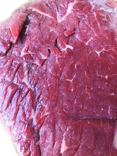 Carne Roja Fresca Sobre Mesa Cerca — Foto de Stock