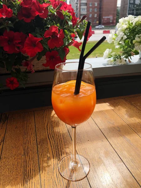 カフェでジンとオレンジのアルコールカクテル — ストック写真
