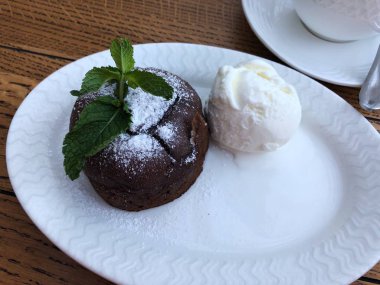 Dondurma ve nane ile lezzetli tatlı çikolata pasta 