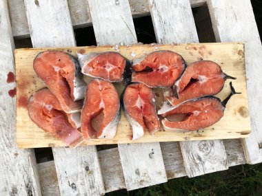 Ahşap yemekleri yemek için taze somon balık 