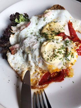 Kızarmış yumurta pastırma ve tost ve otlar ile 