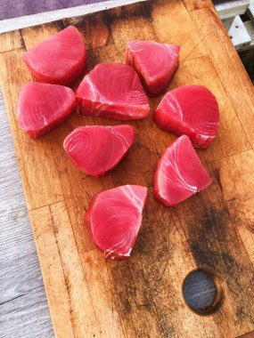 Ahşap akşam yemeklerinde taze pembe ton balığı 