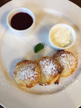 Ahududu reçeli ve ekşi krem ile lezzetli cheesecake 'ler 