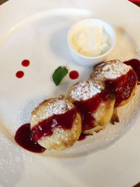 Ahududu reçeli ve ekşi krem ile lezzetli cheesecake 'ler 