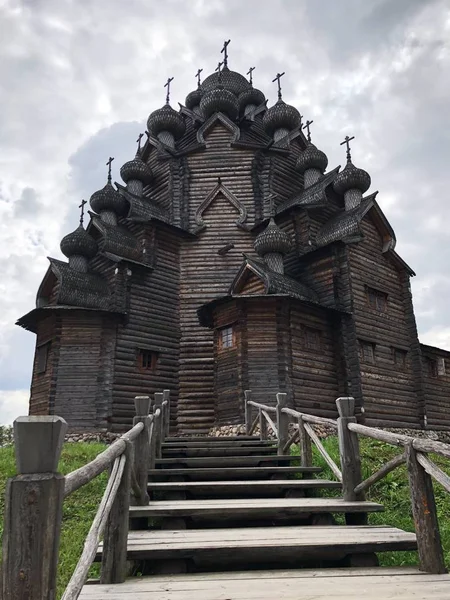 Schöne Christliche Holzkirche Dorf — Stockfoto