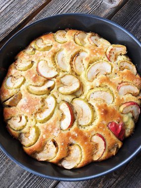 Elma ve vanilya ile lezzetli elmalı turta