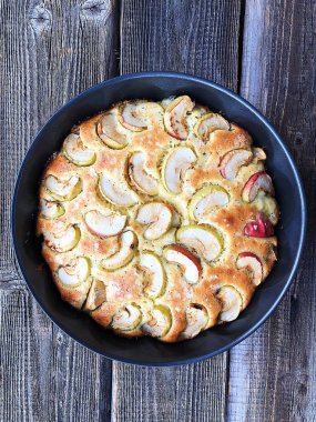 Elma ve vanilya ile lezzetli elmalı turta