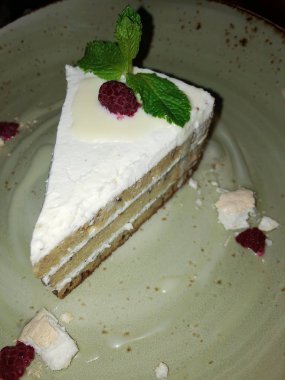 Beze, ahududu ve nane ile Muz pasta  