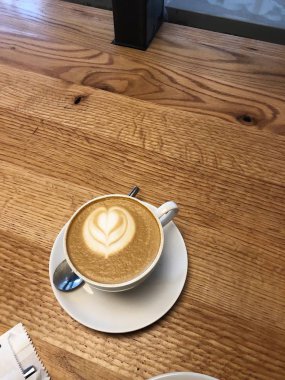 Restoranda bir desen ile lezzetli kapuçino 