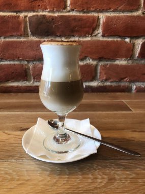 Tarçın kafede lezzetli kahve latte