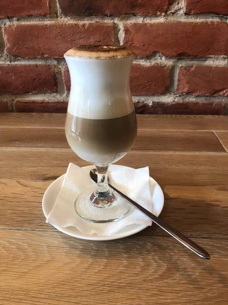 Vynikající Káva Latte Skořicí Kavárně — Stock fotografie
