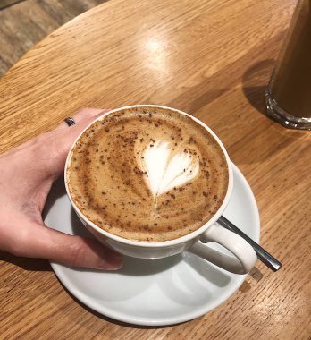 Restoranda tarçın ile lezzetli kapuçino  