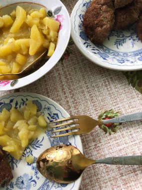 Patates ve pirzola Rus tarzı ile öğle yemeği