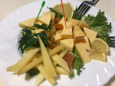 Peynir tabağı kuru kayısı ve limon ile