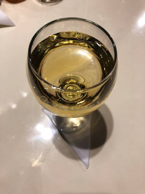 Masanın üzerine kuru beyaz şarap 
