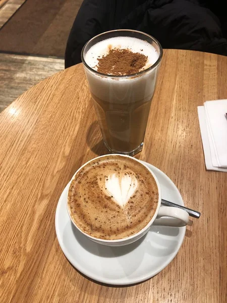 おいしいコーヒー ラテやカフェでカプチーノ — ストック写真