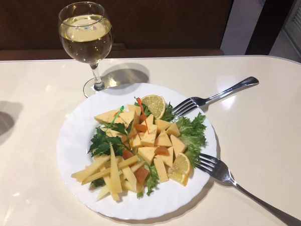 Prato Queijo Com Damascos Secos Limão Vinho — Fotografia de Stock