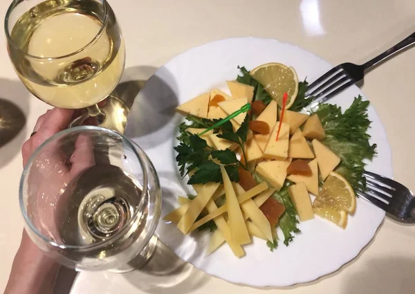 Prato Queijo Com Damascos Secos Limão Vinho — Fotografia de Stock