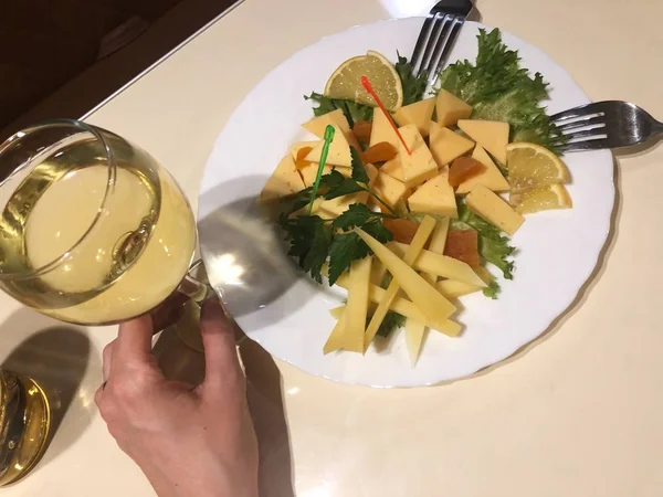 Prato Queijo Com Damascos Secos Limão Vinho — Fotografia de Stock