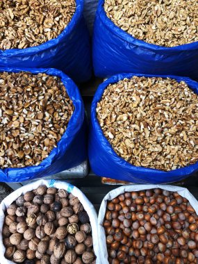 Ceviz ve fındık piyasada mavi çanta içinde 