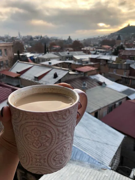 El ve Tbilisi güzel bir manzarasına kahve kupa 