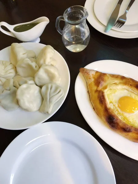 Cuisine Géorgienne Khachapuri Khinkali Dans Café — Photo