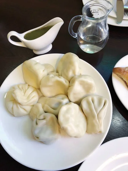 Nourriture Khinkali Géorgienne Dans Une Assiette Dans Café — Photo