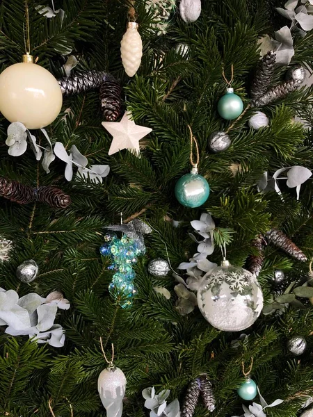Weihnachtsbaum Mit Weißem Und Blauem Spielzeug Geschmückt — Stockfoto