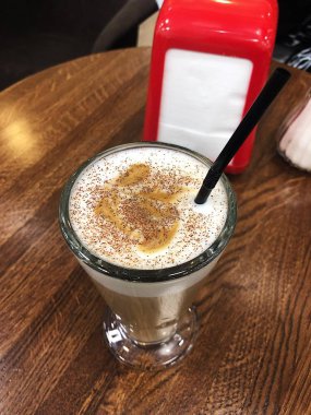 Tarçın kafede lezzetli kahve latte 