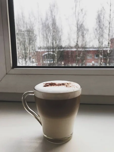 Kaffee Latte Mit Zimt Auf Der Fensterbank — Stockfoto