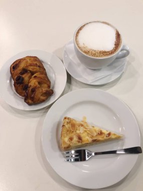 Tarçın ve badem pasta ile kahve kapuçino 