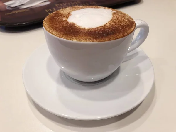 Lahodné Cappuccino Kavárně Zblízka — Stock fotografie