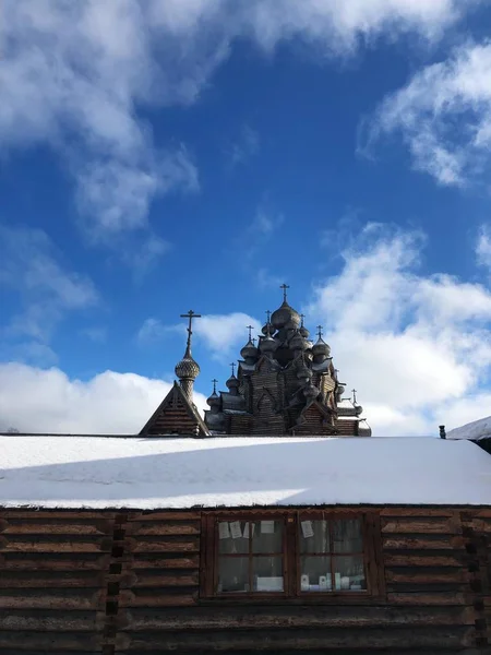 Деревянная Церковь Деревне Зимой — стоковое фото