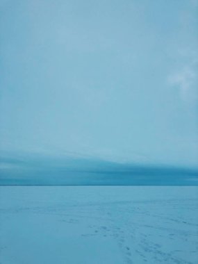 Sabahları donmuş nehrin güzel manzarası 