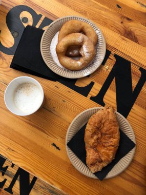 Toz şeker ve kahve ile lezzetli donut 