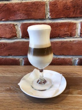 Tarçın kafede lezzetli kahve latte