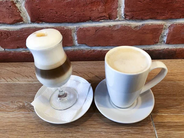 Απολαυστικό Καφέ Latte Και Καπουτσίνο Στο Καφέ — Φωτογραφία Αρχείου
